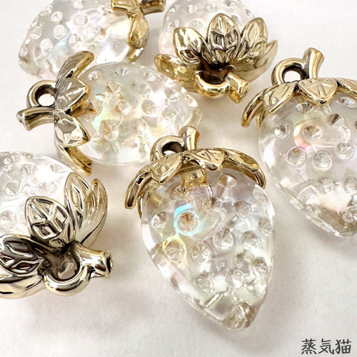 虹色】大きめイチゴチャーム クリアオーロラ 4個【苺 果物ピアス 