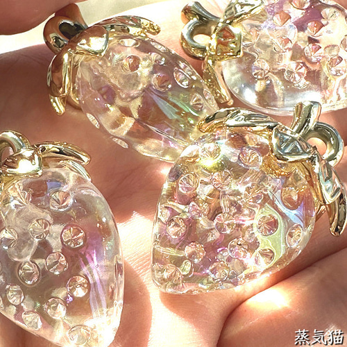虹色】大きめイチゴチャーム クリアオーロラ 4個【苺 果物ピアス 