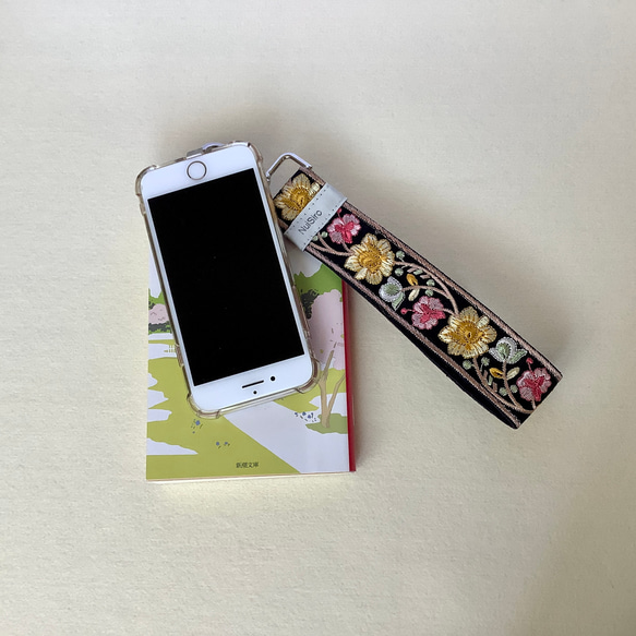 【持ちやすくて可愛いお手元】インド刺繍のスマホストラップ☆Adhiraアディラ／ハンドストラップ・携帯ストラップ 6枚目の画像