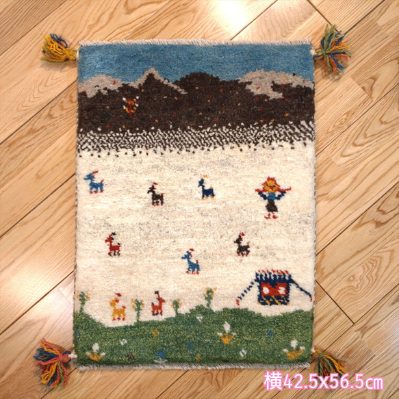 新規入荷】ペルシャ　ギャッベ　マット小　42.5×56.5cm 生成　山　女の子 2枚目の画像