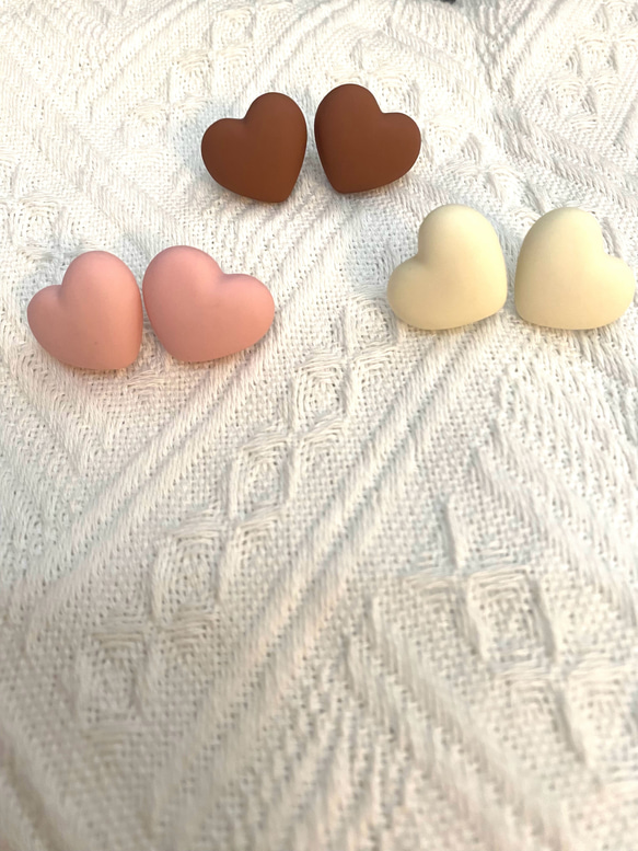 まるでチョコみたいな♡3色マットハートカボションピアス♡ 1枚目の画像