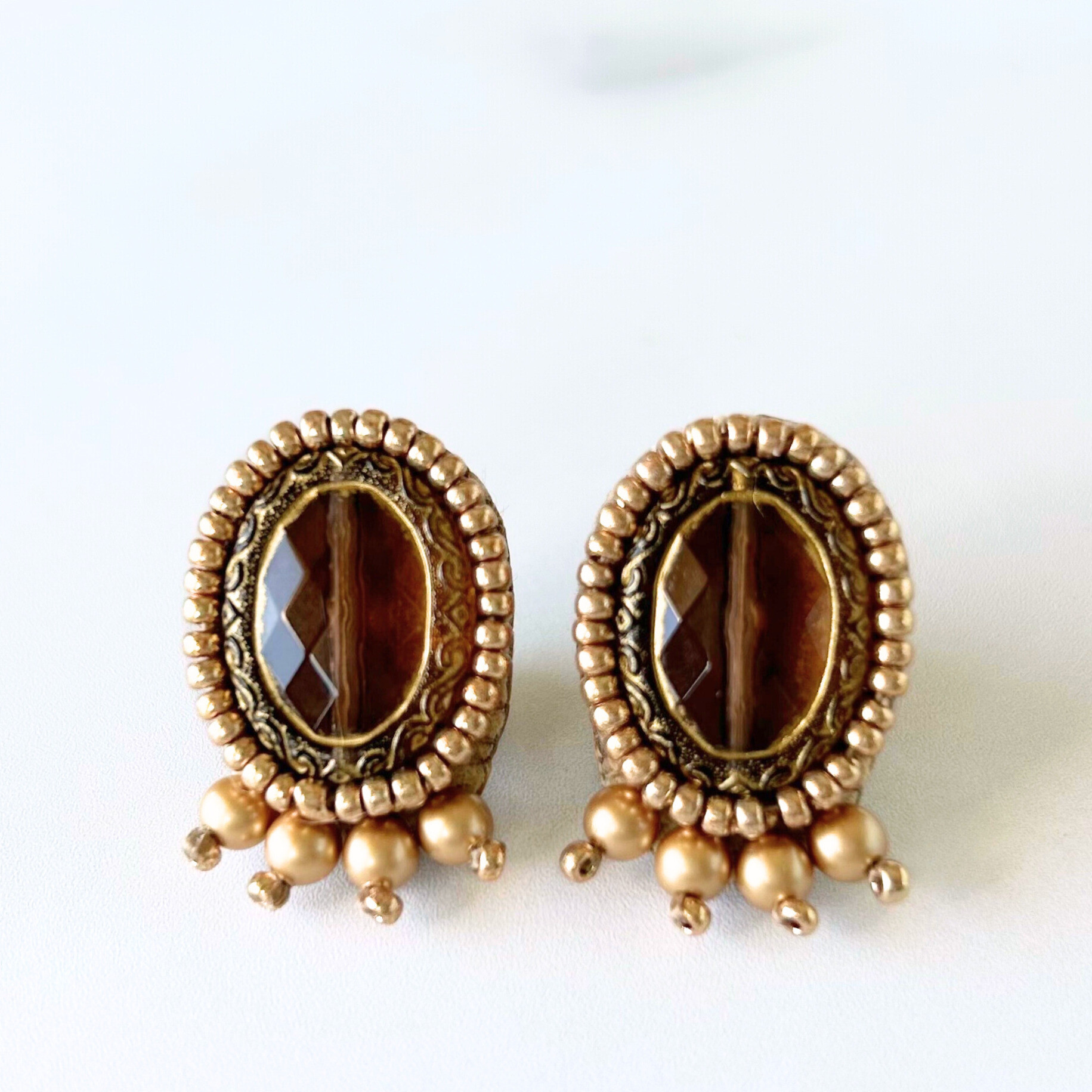 ＊特集掲載＊大ぶり アンティーク風 アクリルビーズ ピアス イヤリング（セピア色）