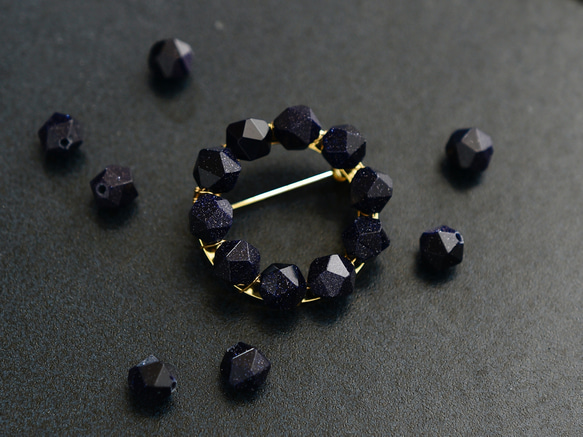 【ブローチ・Sサイズ(M、Lに変更可能)】満点の星空 天の川 宇宙の結晶・ブルーゴールドストーン リース 1枚目の画像