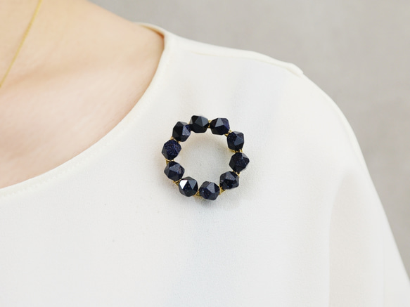 【ブローチ・Sサイズ(M、Lに変更可能)】満点の星空 天の川 宇宙の結晶・ブルーゴールドストーン リース 2枚目の画像