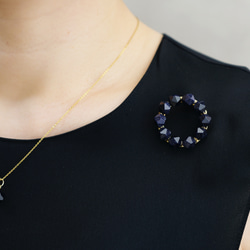 【ブローチ・Sサイズ(M、Lに変更可能)】満点の星空 天の川 宇宙の結晶・ブルーゴールドストーン リース 3枚目の画像