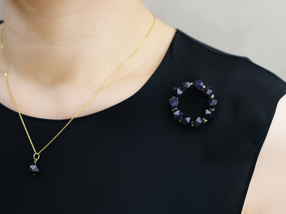 【ブローチ・Sサイズ(M、Lに変更可能)】満点の星空 天の川 宇宙の結晶・ブルーゴールドストーン リース 3枚目の画像