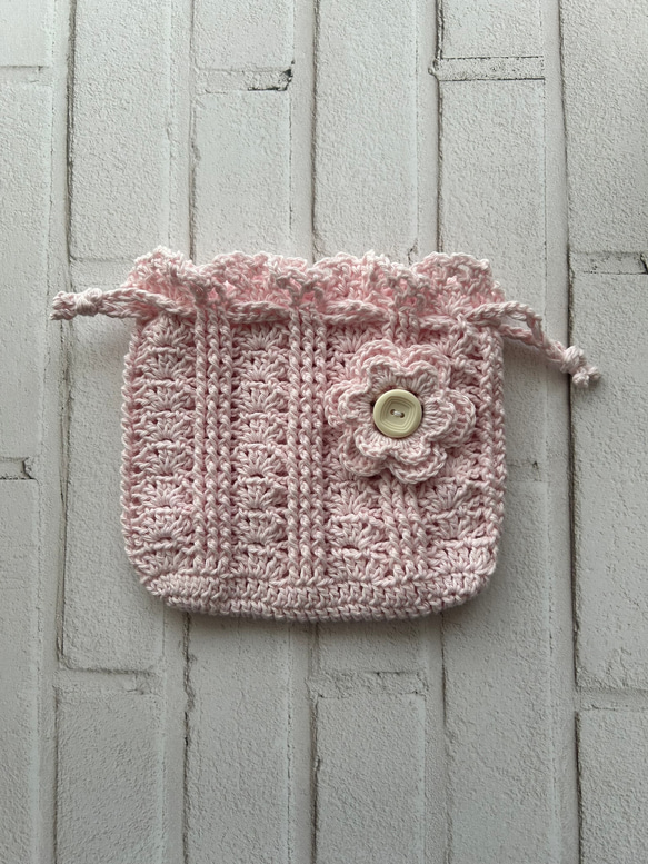 コットン手編みの巾着袋　お花のコサージュ付き　ピンク系 3枚目の画像