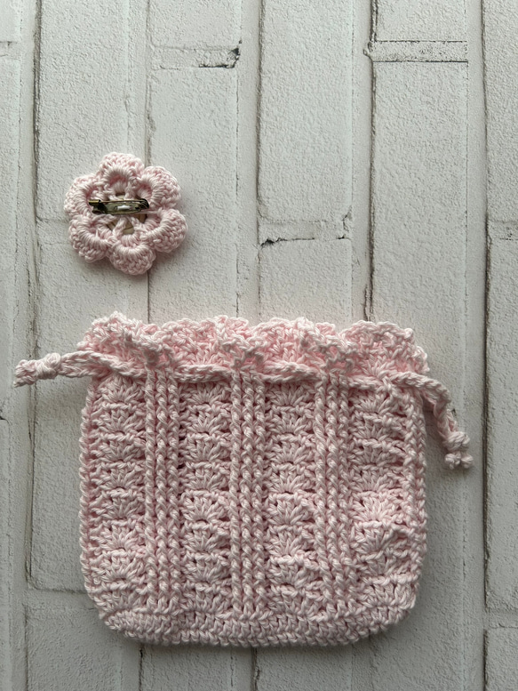 コットン手編みの巾着袋　お花のコサージュ付き　ピンク系 4枚目の画像