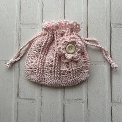 コットン手編みの巾着袋　お花のコサージュ付き　ピンク系 1枚目の画像