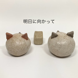 仲良しシマエナガさん猫になるオブジェ　素焼きおうちのおまけ付　陶器の置物　かわいい癒しの置き物 3枚目の画像