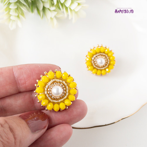 ビーズ刺繍 ボタンカットビーズのお花ピアス イエロー ピアス