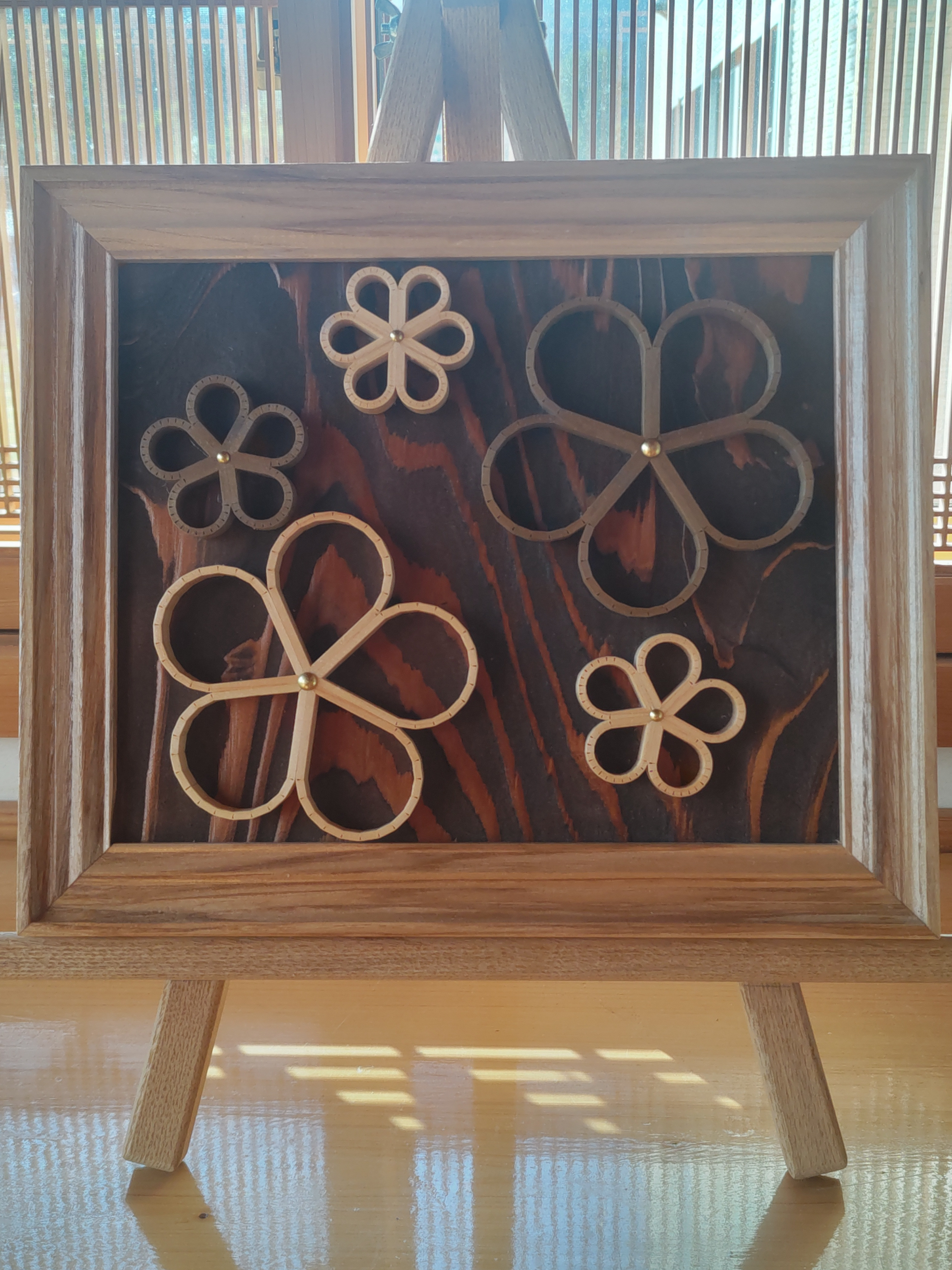 和の趣と可愛らしさを兼ね備えた：組子細工花葉模様で彩る玄関ホール・リビングの演出