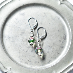 アンティークアイリスガラスの小さな一粒ピアス（グリーン×ピンク） 2枚目の画像