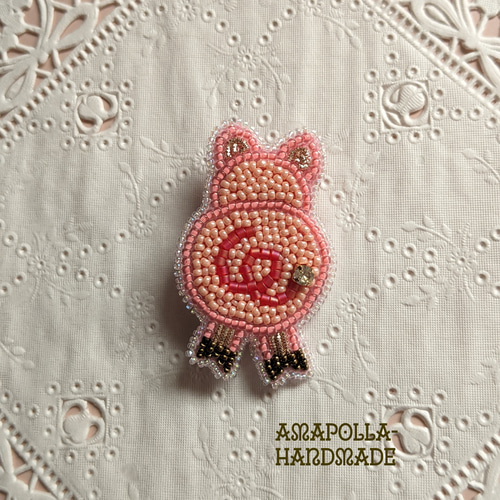 ぶたのしっぽ サーモンオレンジ ビーズ刺繍ブローチ ブローチ Amapolla