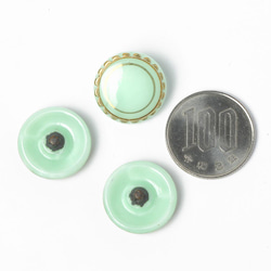 ウランガラスボタン 1.8cm クリームグリーン＆ゴールド 3枚目の画像