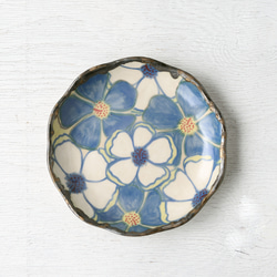 水彩画調の花紋菊形皿（青） 1枚目の画像