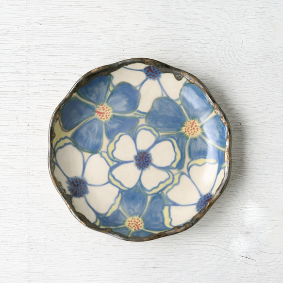 水彩画調の花紋菊形皿（青） 1枚目の画像