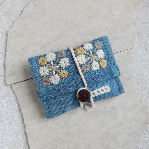 草木染めコットンの手刺繍ポーチ S/ 手織り/ 水色/ 1点もの 紐巻きポーチ 2枚目の画像