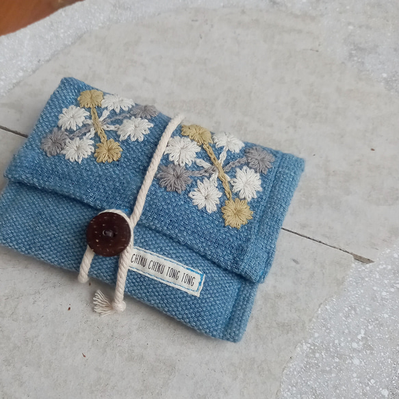 草木染めコットンの手刺繍ポーチ S/ 手織り/ 水色/ 1点もの 紐巻きポーチ 4枚目の画像