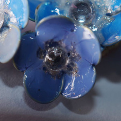 *單面青金石* Nemophila 耳環，飾有天藍色托帕石 第4張的照片