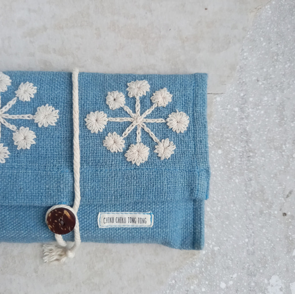 植物染棉手工刺繡小包M/手工編織/淺藍色/獨一無二纏繩小包 第4張的照片