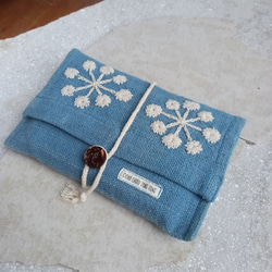 植物染棉手工刺繡小包M/手工編織/淺藍色/獨一無二纏繩小包 第3張的照片
