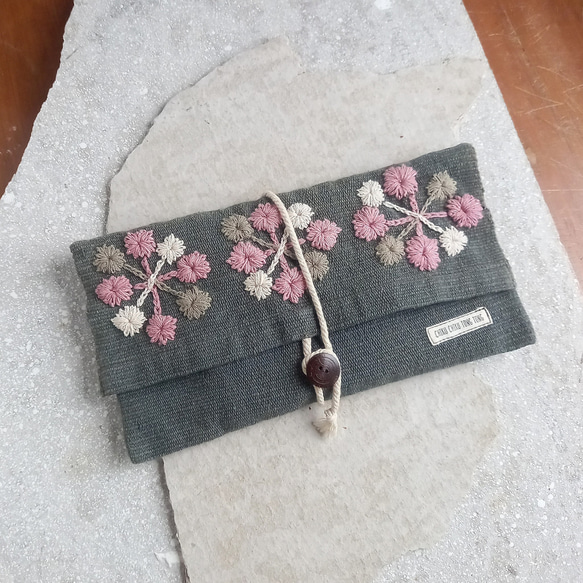 植物染棉手工刺繡小袋M/手工編織/靛藍灰花/獨特纏繩小袋 第2張的照片