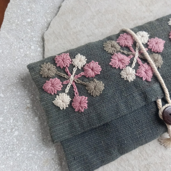 草木染めコットンの手刺繍ポーチ M/ 手織り/ 藍グレー 花/ 1点もの 紐巻きポーチ 4枚目の画像