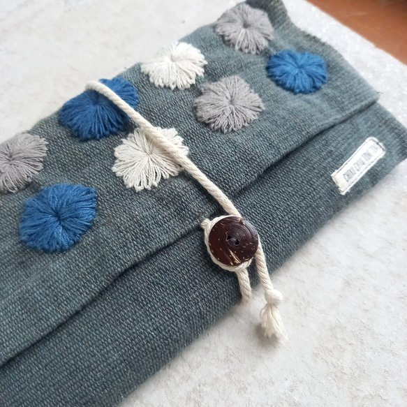 草木染めコットンの手刺繍ポーチ M/ 手織り/ 藍グレー 水玉/ 1点もの 紐巻きポーチ 5枚目の画像