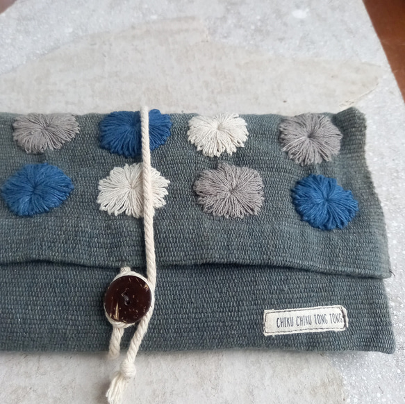植物染棉手工刺繡小袋M/手工編織/靛藍波點/獨一無二的纏繩小袋 第3張的照片