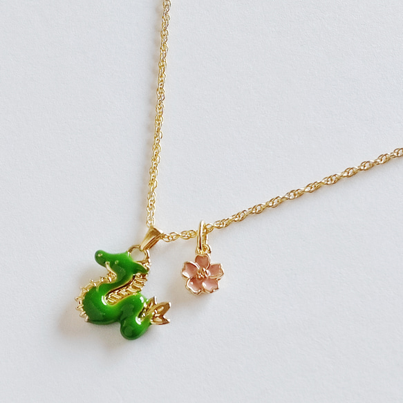 ❀華麗な花❀ 小桜と龍のネックレス（グリーン） 3枚目の画像