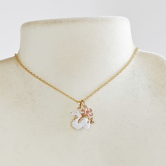 ❀華麗な花❀ 小桜と龍のネックレス（ホワイト） 2枚目の画像
