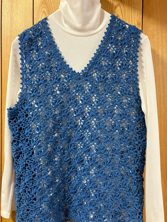 送料無料　ウール100%の手編みの春ベスト(くすみブルー　Ｌサイズ〜　1点限) 2枚目の画像