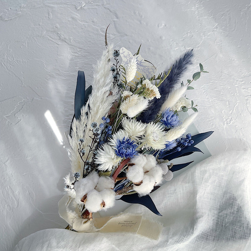 コバルトブルー＆ホワイトのスワッグL (ブーケ)&セットブートニア