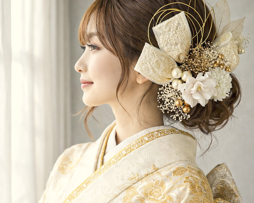 凛とやさしい』成人式髪飾り オフホワイト×ゴールド 結婚式髪飾り 前