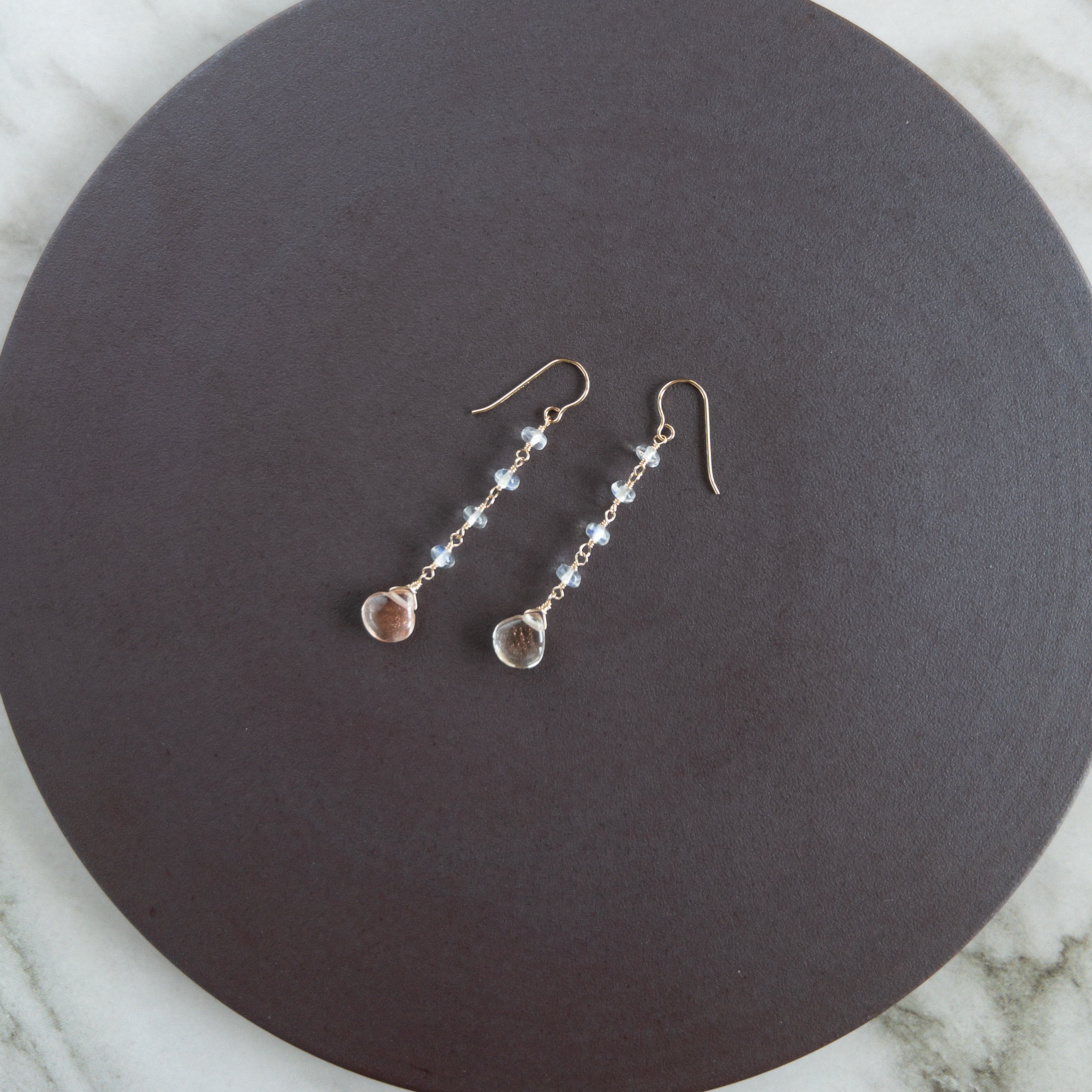 オレゴンサンストーンとブルームーンストーンのピアス