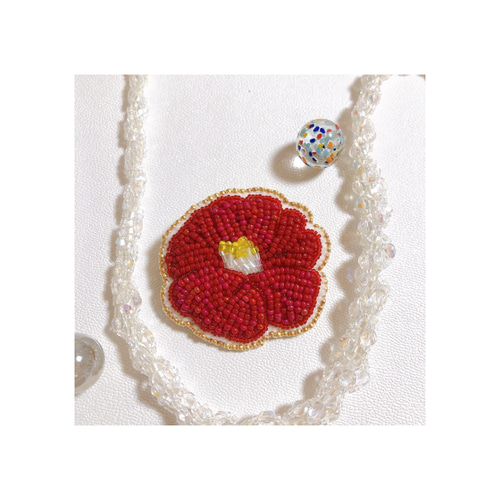 アンティークの赤とシルバーの花柄ビーズ 刺繍　ハンドメイド ☆椿☆赤 ビーズ刺繍ブローチ ブローチ にゃんCOCO 通販 17471061