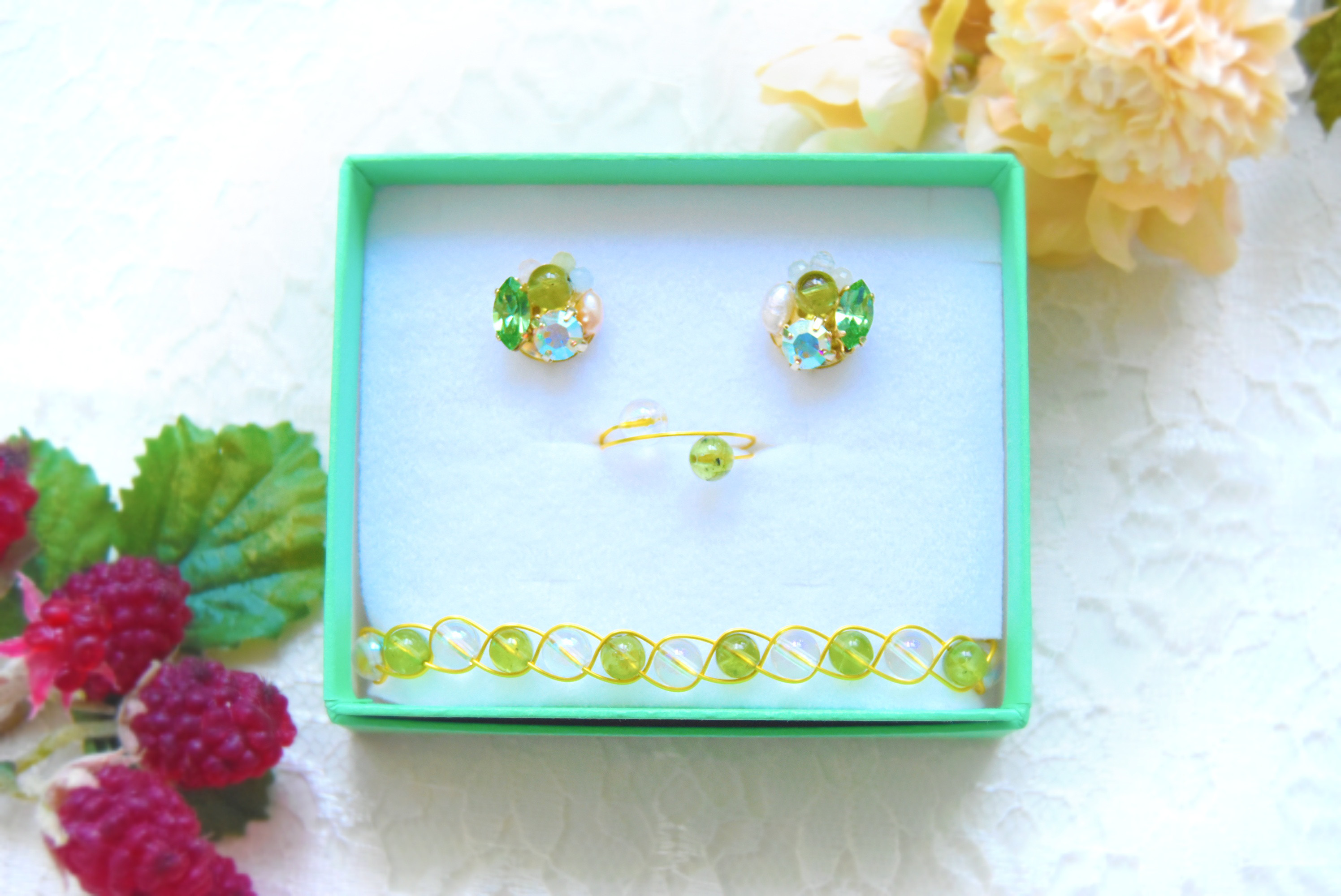 ペリドットとクリスタルのイヤリング 指輪 ブレスレット 推しカラー 誕生石 8月 黄緑