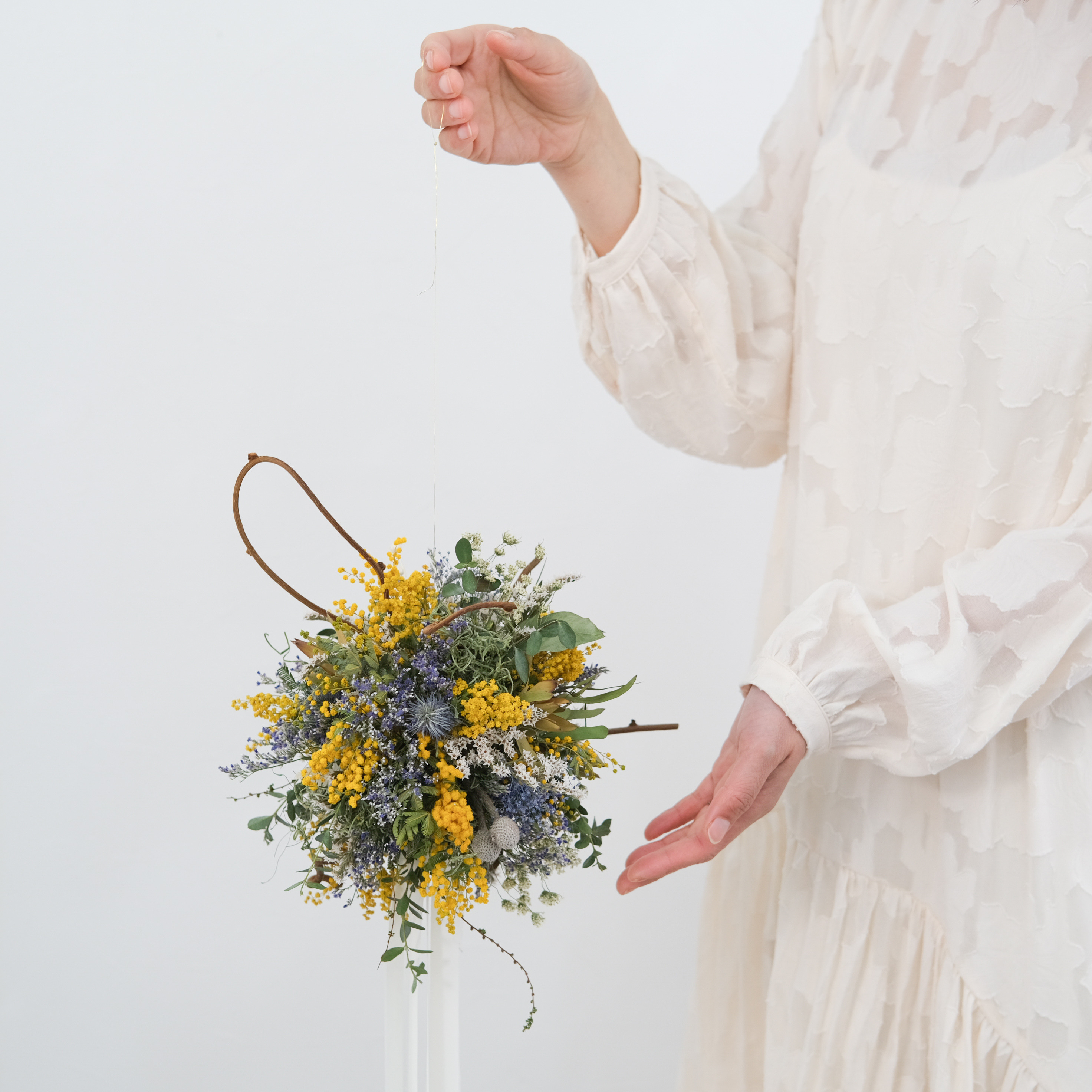 ミモザの蕾とアンティーク紫陽花の春待ちフライングリース　ひな祭り　スターチス