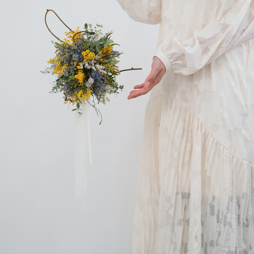 春を彩るミモザとスターチスのフライングボール＊ドライフラワー