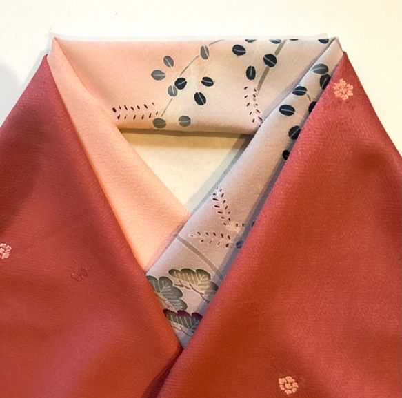 【新品】正絹　半襟(淡いピンクパープル色とサーモンピンクに松)　友禅柄　シルク半衿 1枚目の画像