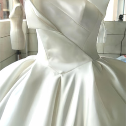 憧れのドレス 立体的　チューブトップ　オフホワイト/ブラック　ロングトレーン編み上げ　ウェディングドレス　上品前撮り披露 6枚目の画像