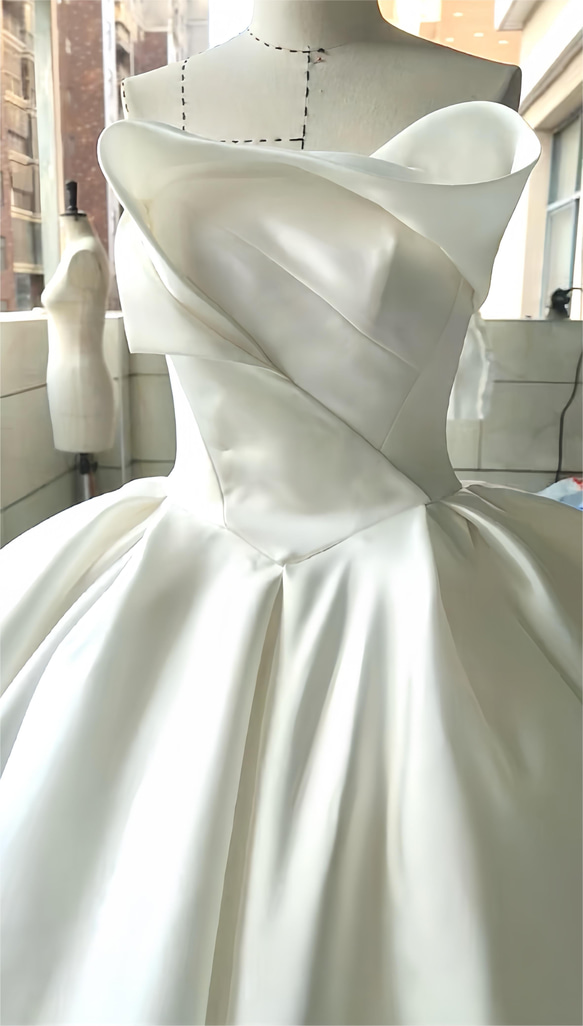 憧れのドレス 立体的　チューブトップ　オフホワイト/ブラック　ロングトレーン編み上げ　ウェディングドレス　上品前撮り披露 6枚目の画像