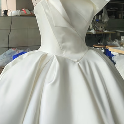 憧れのドレス 立体的　チューブトップ　オフホワイト/ブラック　ロングトレーン編み上げ　ウェディングドレス　上品前撮り披露 3枚目の画像