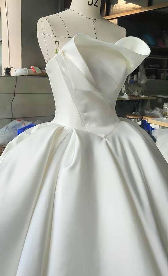 憧れのドレス 立体的　チューブトップ　オフホワイト/ブラック　ロングトレーン編み上げ　ウェディングドレス　上品前撮り披露 3枚目の画像
