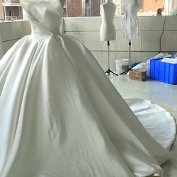 憧れのドレス 立体的　チューブトップ　オフホワイト/ブラック　ロングトレーン編み上げ　ウェディングドレス　上品前撮り披露 4枚目の画像