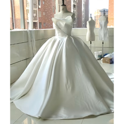 憧れのドレス 立体的　チューブトップ　オフホワイト/ブラック　ロングトレーン編み上げ　ウェディングドレス　上品前撮り披露 1枚目の画像