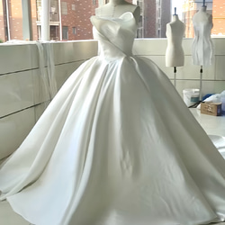 憧れのドレス 立体的　チューブトップ　オフホワイト/ブラック　ロングトレーン編み上げ　ウェディングドレス　上品前撮り披露 5枚目の画像