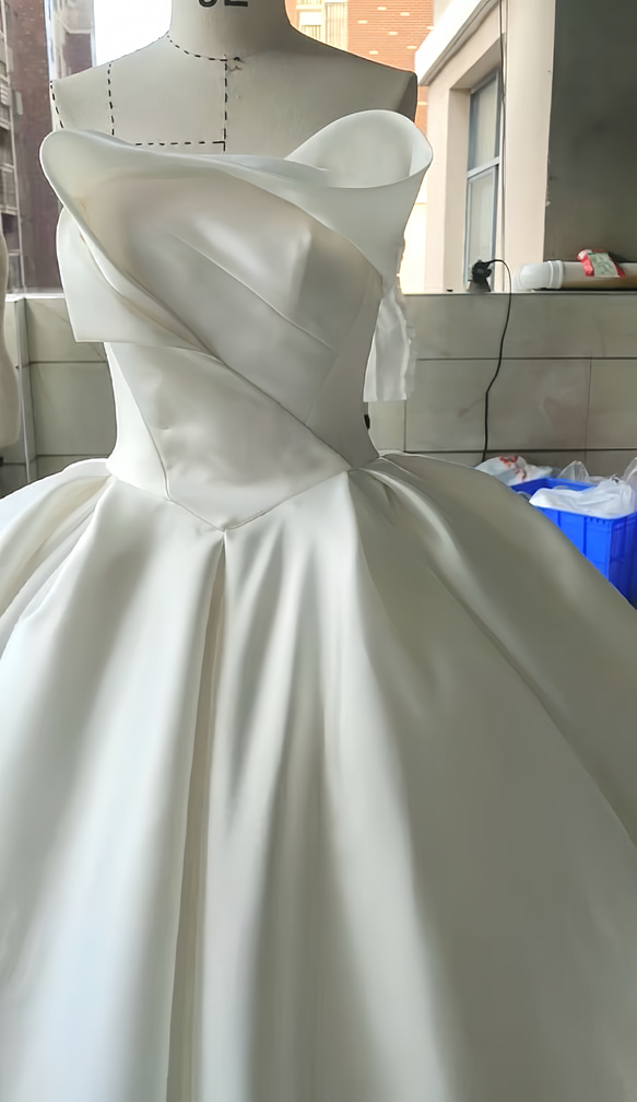 憧れのドレス 立体的　チューブトップ　オフホワイト/ブラック　ロングトレーン編み上げ　ウェディングドレス　上品前撮り披露 2枚目の画像