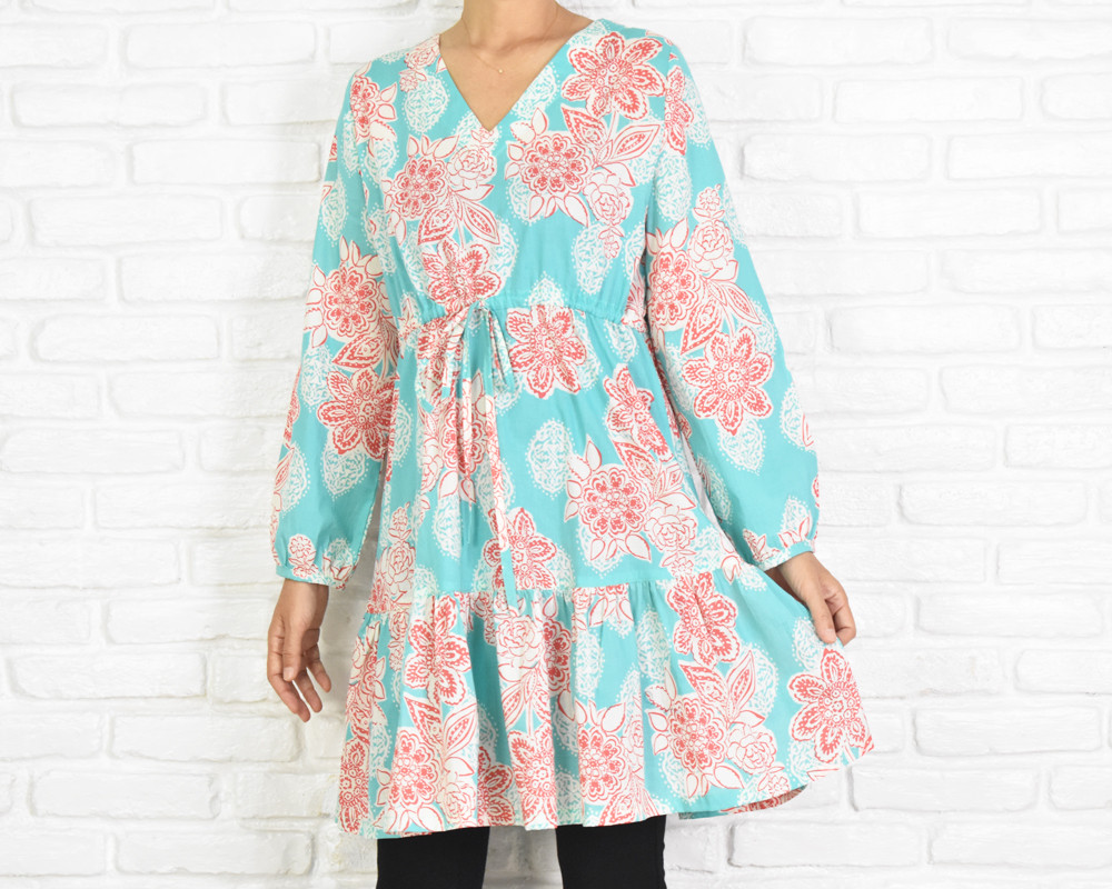 【大きいサイズ】オリエンタルフラワー柄Vネックの大人のフリルチュニックワンピース　＜ブルー＞